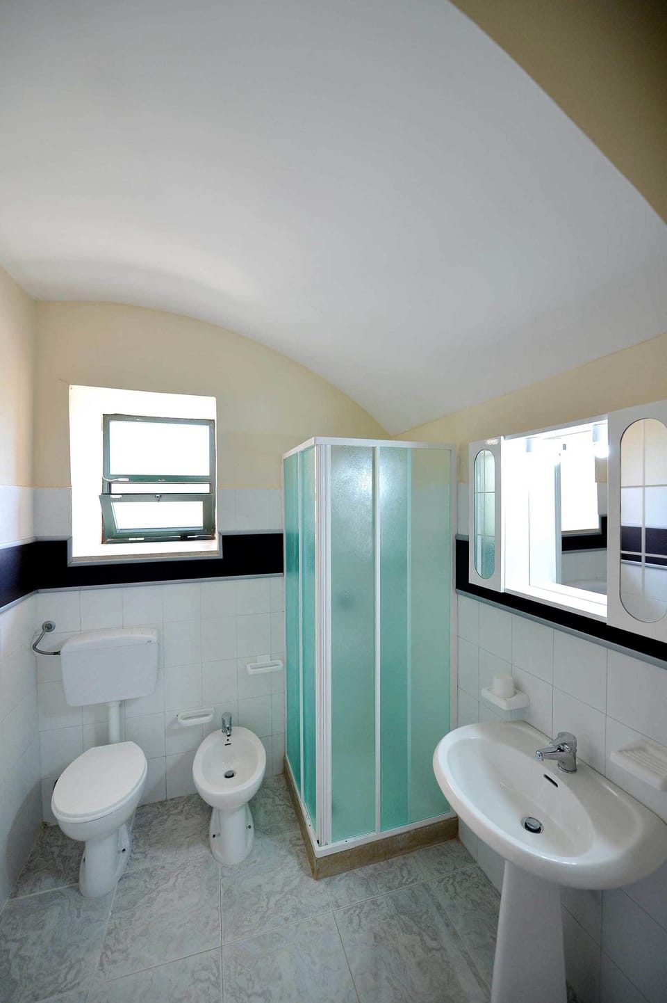 Deluxe Room | Bathroom | Shower, hair dryer, bidet, towels
