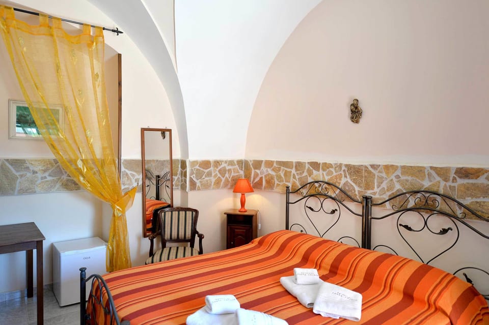 Triple Room | Desk, free WiFi, bed sheets