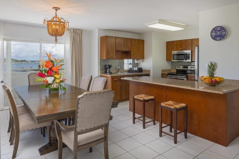 Coffee/tea maker, full-size fridge, microwave, dishwasher