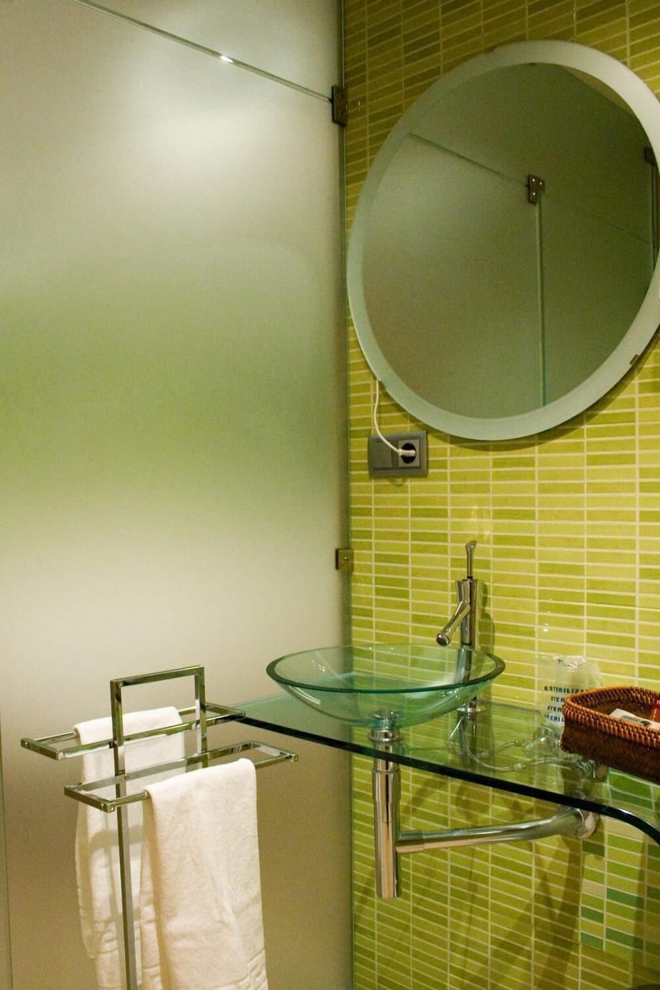 Suite | Bathroom | Shower, free toiletries, hair dryer, towels