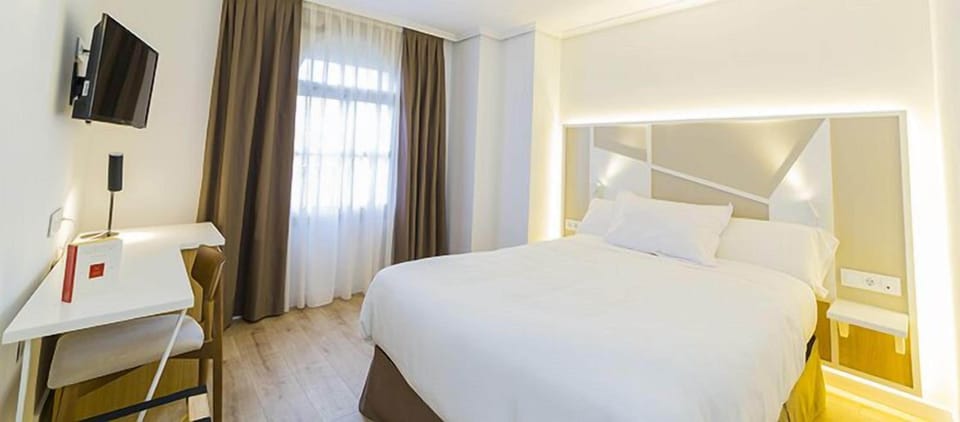 Double Room | Minibar, in-room safe, desk, blackout drapes