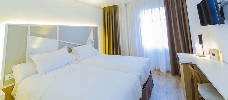 Double Room Single Use | Minibar, in-room safe, desk, blackout drapes