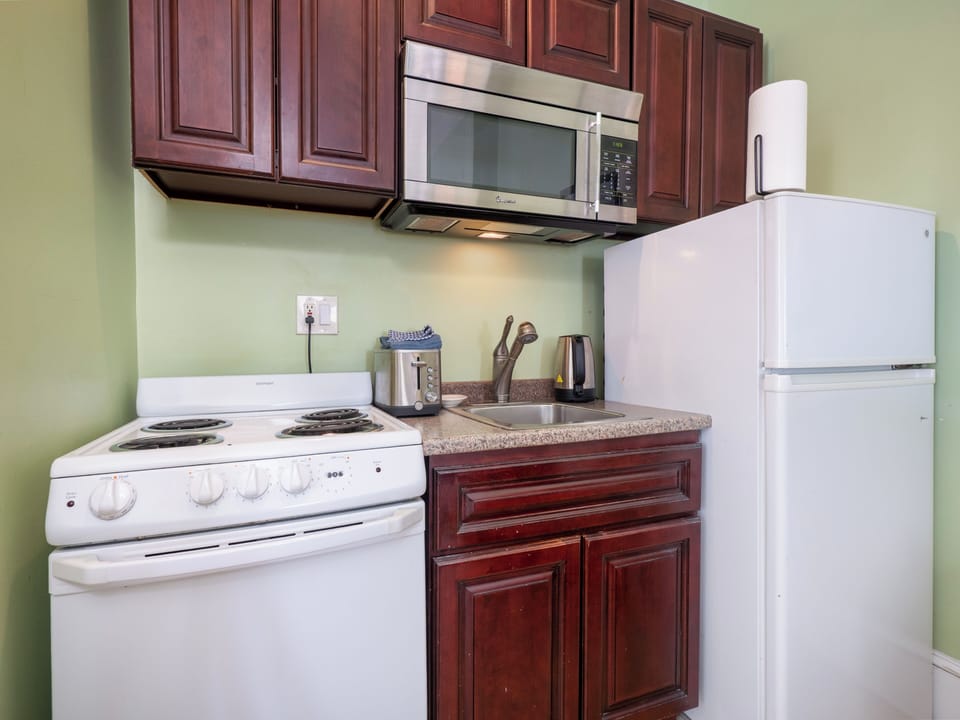 Studio, 1 Queen Bed (Independence) | Private kitchen