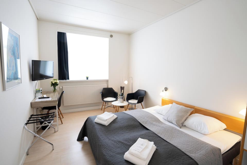 Double Room | Hypo-allergenic bedding, Select Comfort beds, in-room safe, desk