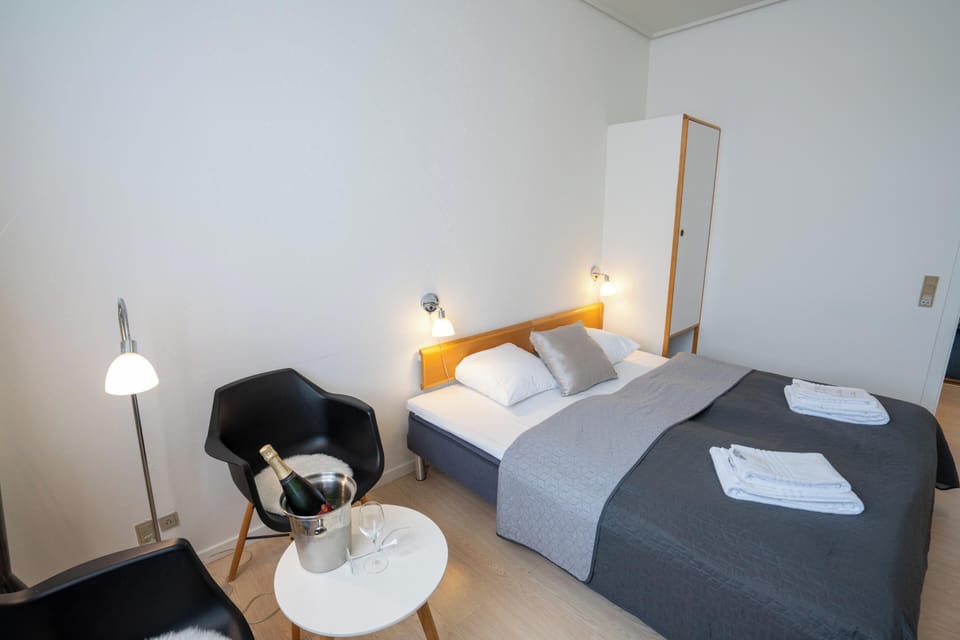 Double Room | Hypo-allergenic bedding, Select Comfort beds, in-room safe, desk