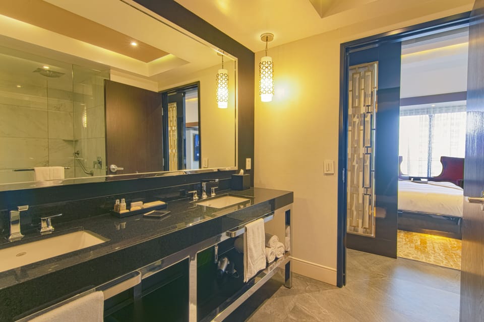 Exclusive Loft, 1 Bedroom, Balcony, City View | Bathroom | Shower, rainfall showerhead, free toiletries, hair dryer