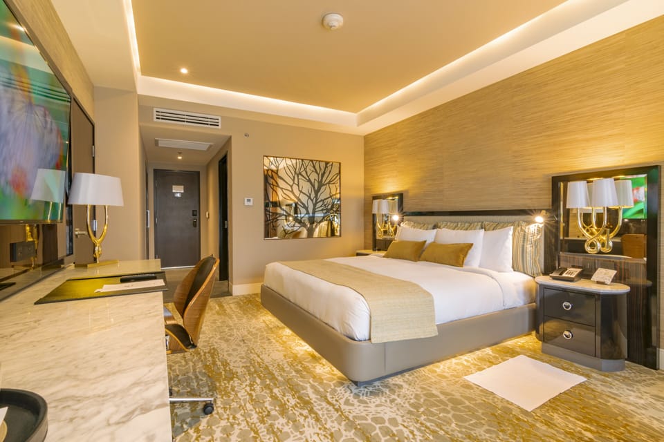 Premium Room, 1 King Bed, Pool View | Egyptian cotton sheets, premium bedding, Select Comfort beds, minibar