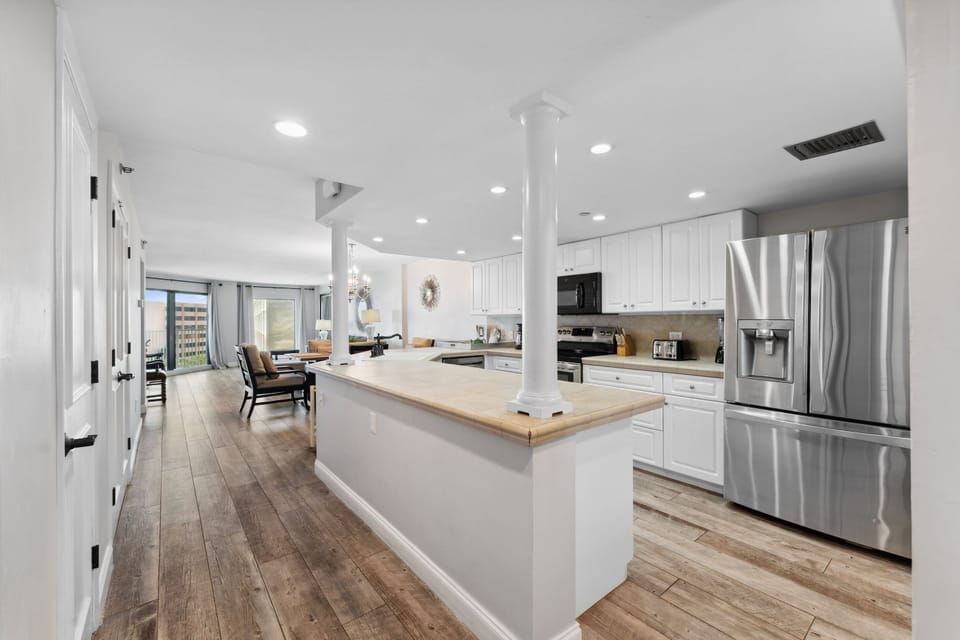 Condo, 2 Bedrooms, Beach View (513) | Private kitchen | Coffee/tea maker, fridge, microwave, oven