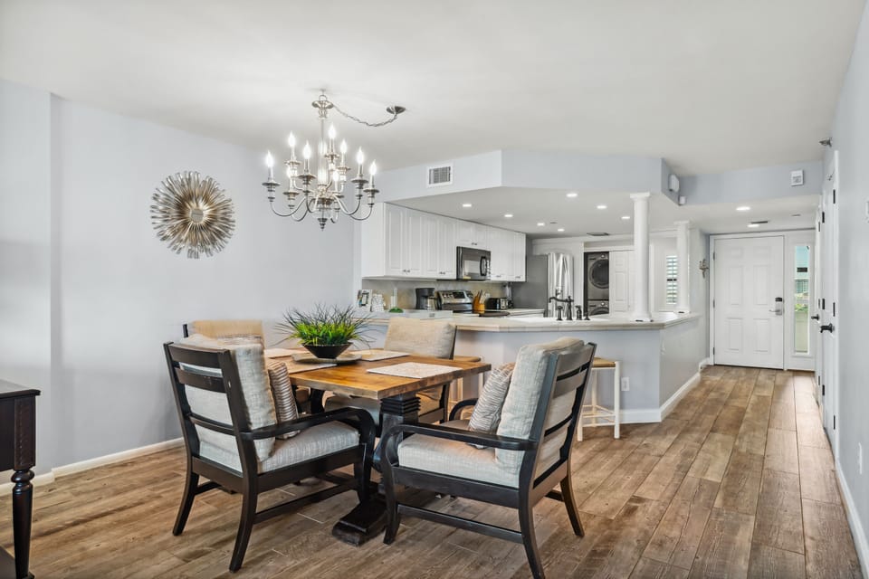 Condo, 2 Bedrooms, Beach View (513) | In-room dining