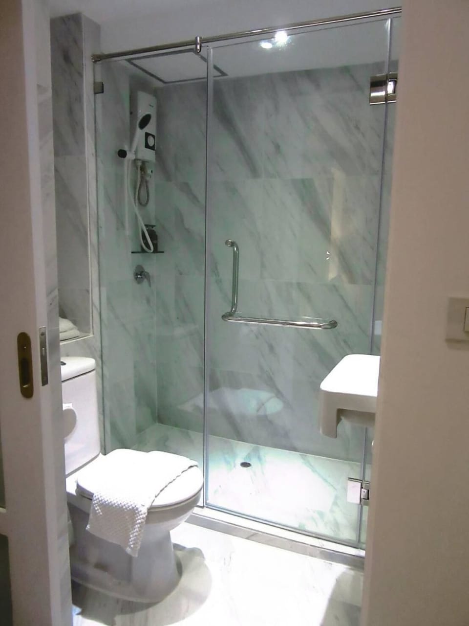 Superior Room, 1 Queen Bed | Bathroom | Shower, free toiletries, hair dryer, towels