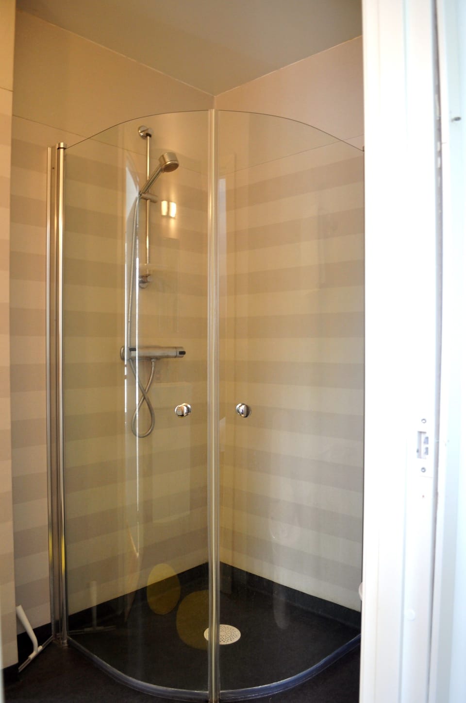 Superior Twin Room, Shared Bathroom | Bathroom shower