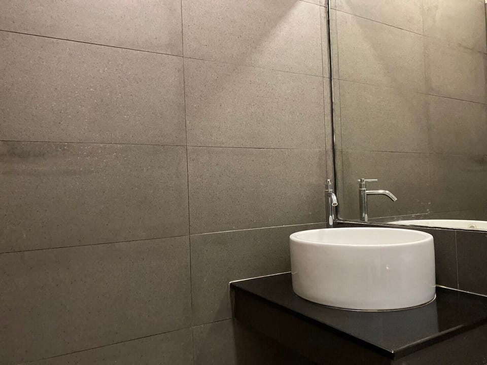 Superior Twin Room | Bathroom | Shower, free toiletries, hair dryer, towels