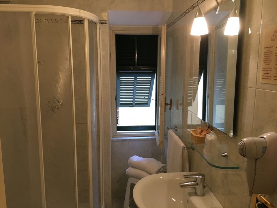 Double Room | Bathroom | Shower, rainfall showerhead, free toiletries, hair dryer