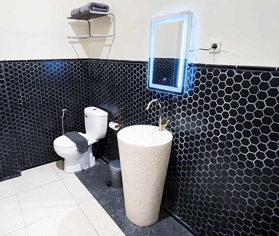 Superior Room | Bathroom | Shower, rainfall showerhead, free toiletries, slippers