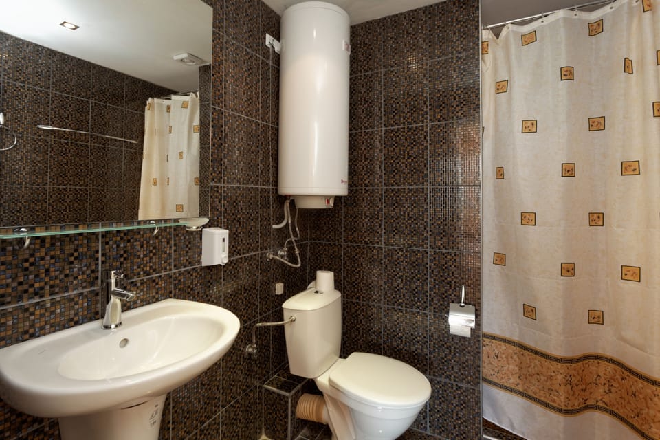 Bungalow | Bathroom | Shower, towels