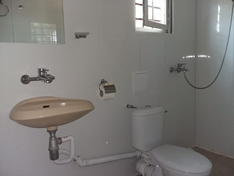 Bungalow | Bathroom | Shower, towels