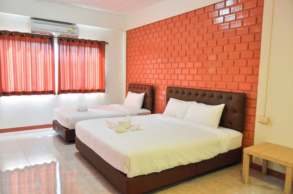 Standard Triple Room | Desk, WiFi (free)