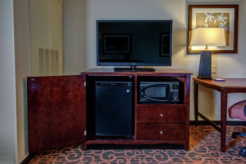 Premium bedding, in-room safe, desk, laptop workspace