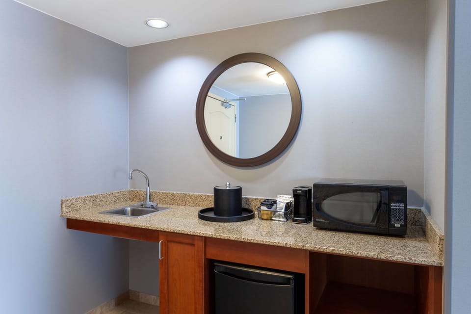 Premium bedding, in-room safe, desk, laptop workspace