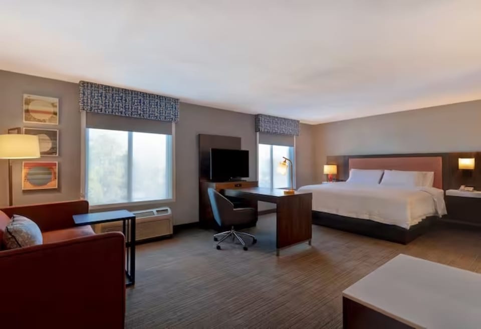 Studio Suite, 1 King Bed, Non Smoking | Premium bedding, desk, blackout drapes, iron/ironing board