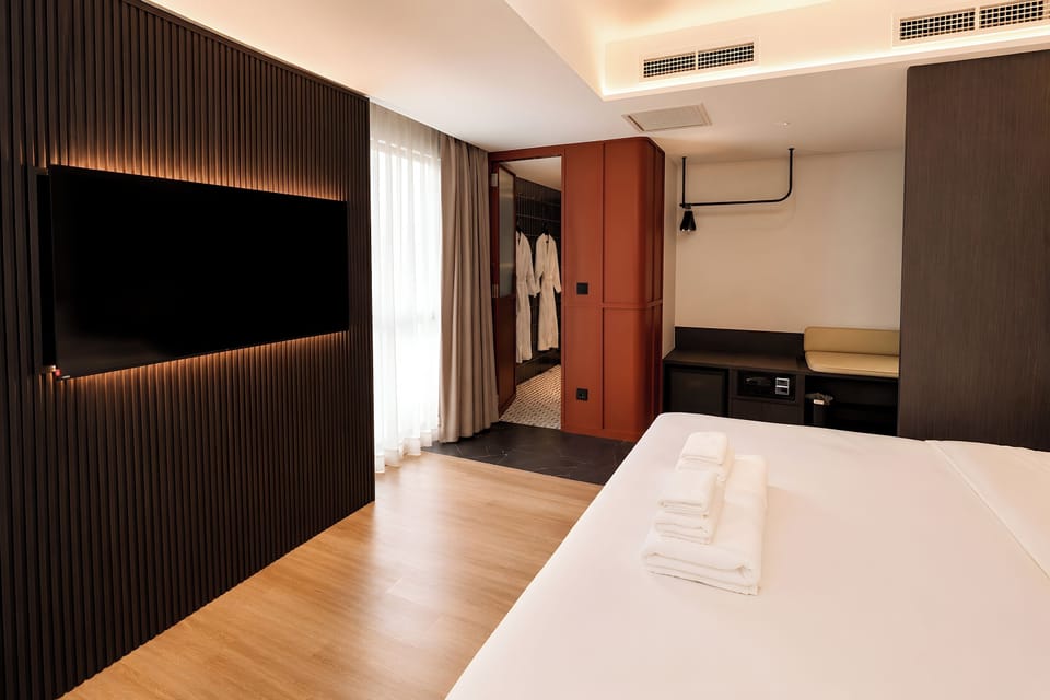 Executive Room | Minibar, in-room safe, iron/ironing board (on request), WiFi (free)