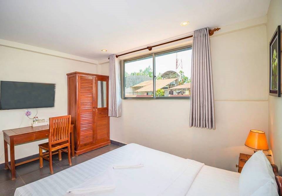Superior Double Room | Minibar, in-room safe, desk, laptop workspace