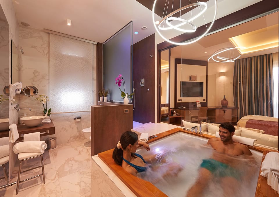Suite (Jacuzzi) | Bathroom | Shower, rainfall showerhead, hair dryer, bathrobes