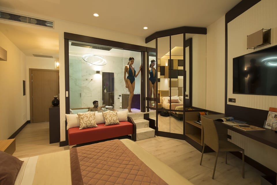 Suite (Jacuzzi) | Hypo-allergenic bedding, minibar, in-room safe, desk