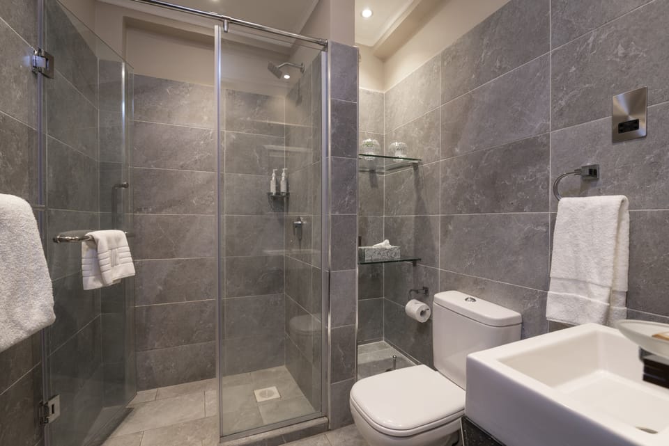 Shower, deep soaking tub, rainfall showerhead, free toiletries