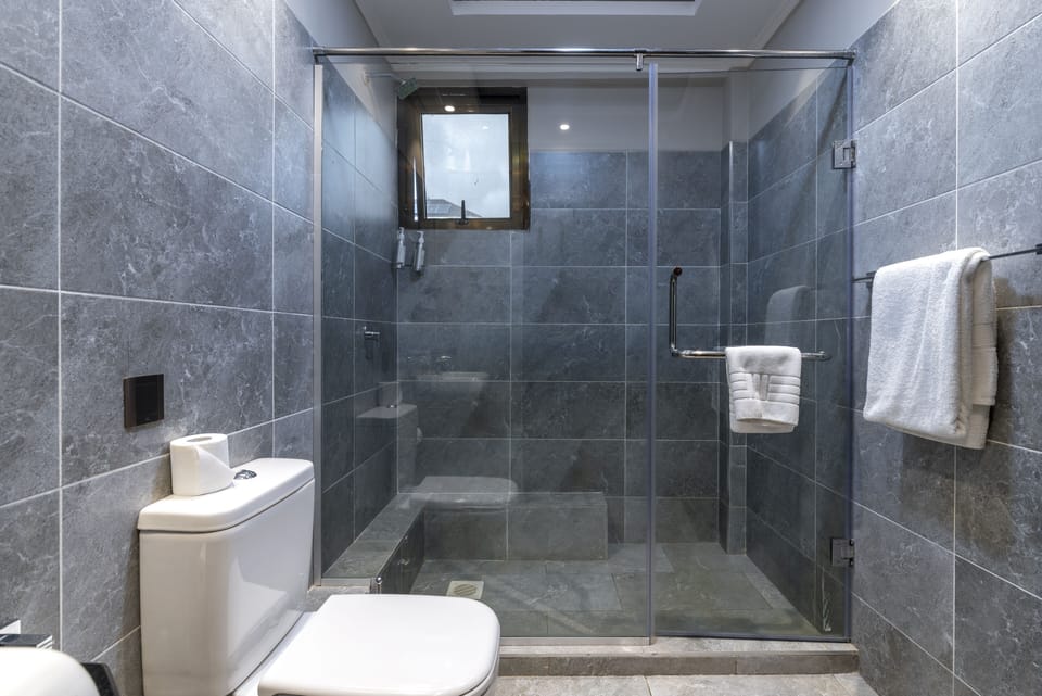 Shower, deep soaking tub, rainfall showerhead, free toiletries