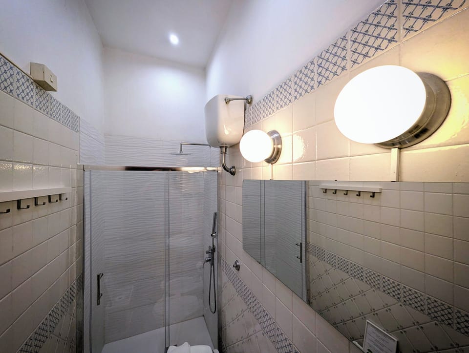 Economy Double Room | Bathroom | Shower, free toiletries, hair dryer, bidet