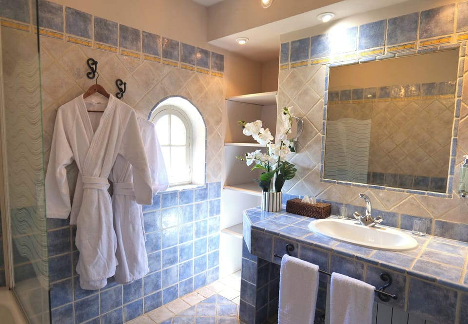 Suite Duplex | Bathroom | Free toiletries, hair dryer, bathrobes, towels