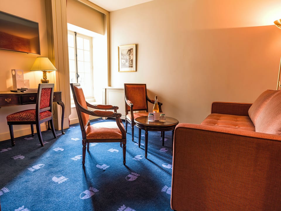 Deluxe Suite | Living area | Flat-screen TV