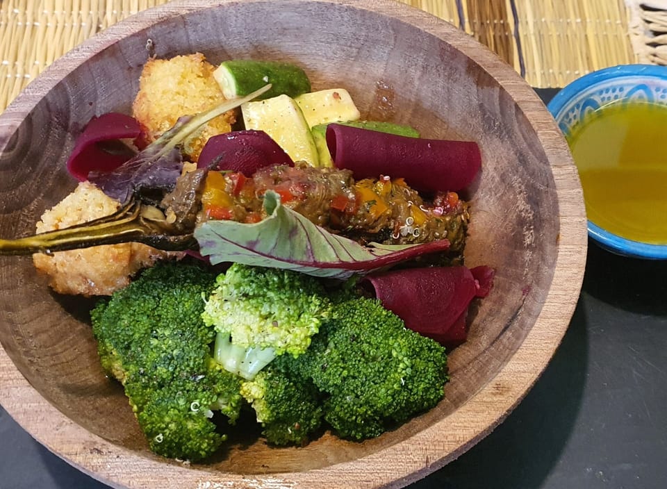 2 restaurants; lunch and dinner served