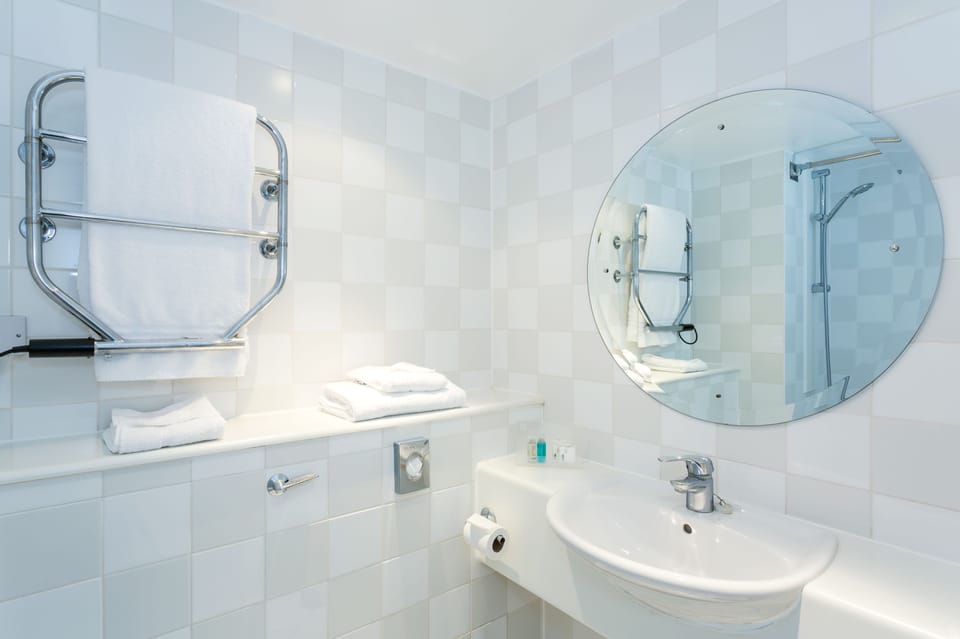 Combined shower/tub, free toiletries, hair dryer, towels