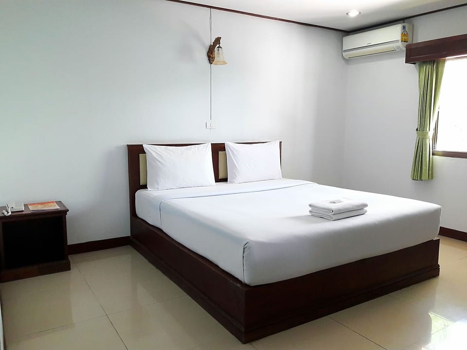 Standard Room | Minibar, blackout drapes, free WiFi