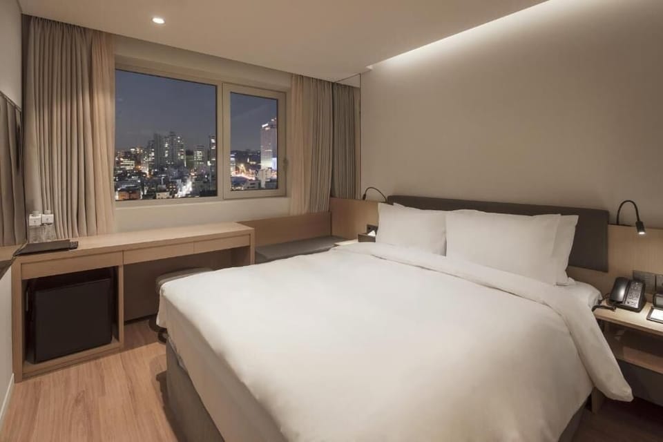 Premium bedding, in-room safe, desk, blackout drapes