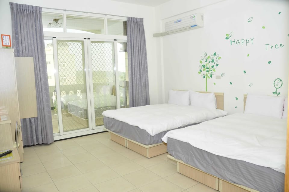 Basic Quadruple Room | Blackout drapes, free WiFi