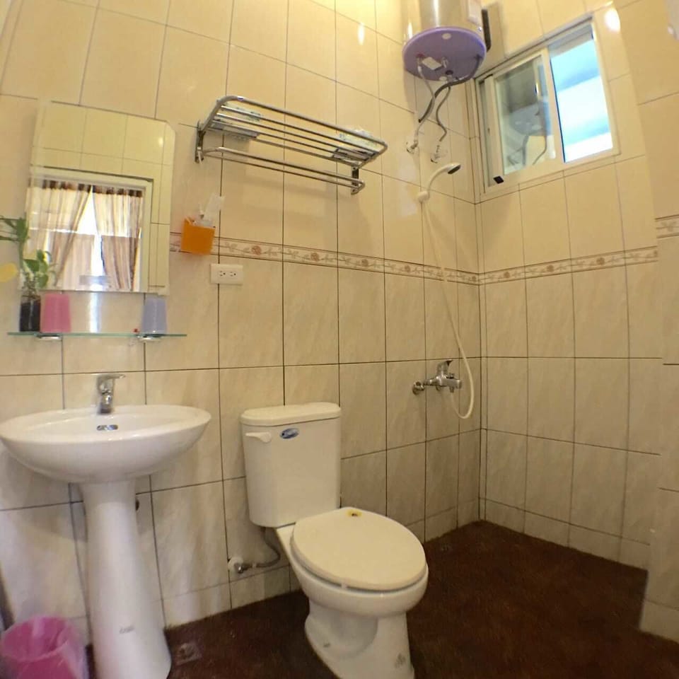 Basic Triple Room | Bathroom | Shower, free toiletries, hair dryer, slippers