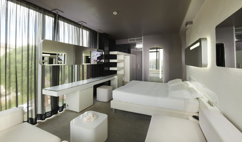 Junior Suite | Down comforters, minibar, in-room safe, desk