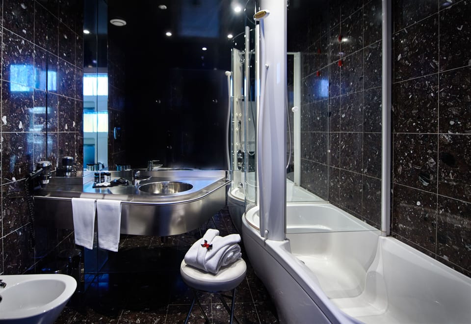 Junior Suite | Bathroom | Free toiletries, hair dryer, towels