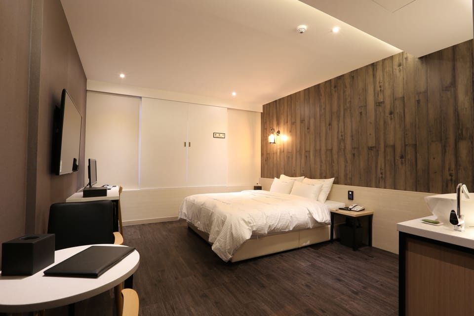 Premium bedding, soundproofing, free WiFi, bed sheets