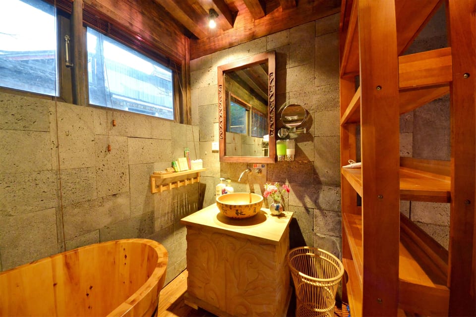 Family Loft (ZIRAN) | Bathroom | Shower, free toiletries, hair dryer, slippers