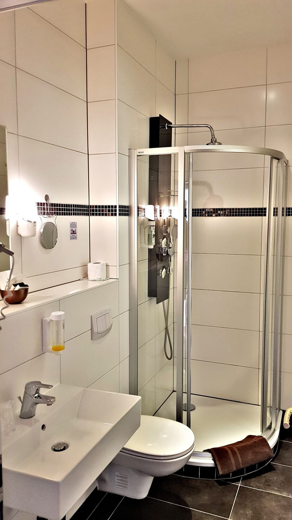 Classic Double or Twin Room, Non Smoking, Allergy Friendly | Bathroom | Shower, hydromassage showerhead, hair dryer, towels