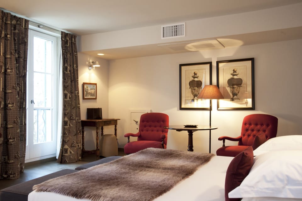 Deluxe Room, 1 Double or 2 Twin Beds | Minibar, in-room safe, iron/ironing board, free WiFi