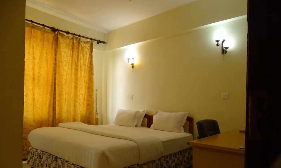 Hypo-allergenic bedding, in-room safe, individually decorated, desk