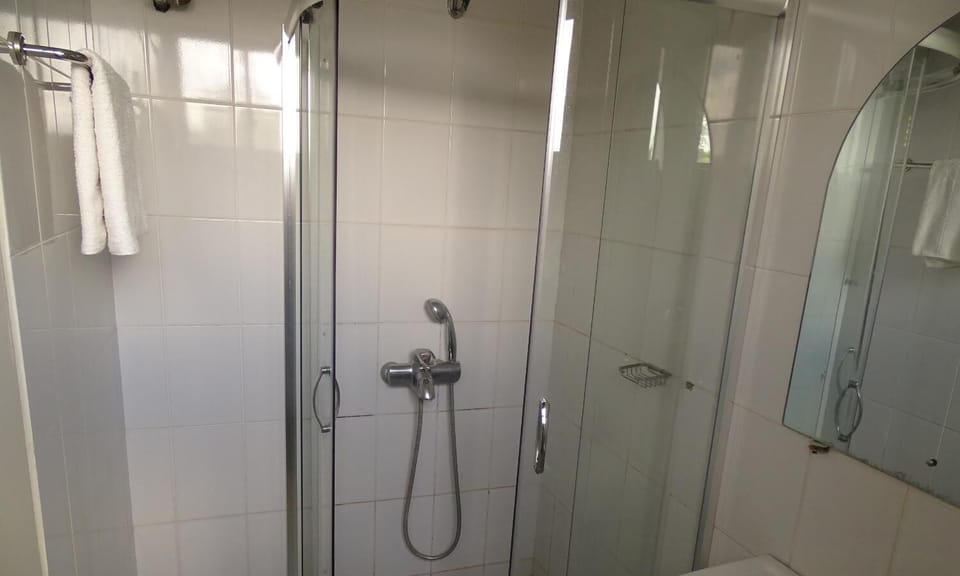 Combined shower/tub, rainfall showerhead, free toiletries, hair dryer