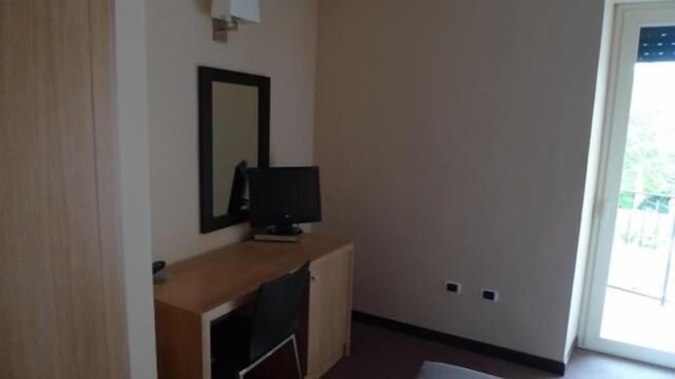 Premium bedding, in-room safe, desk, soundproofing