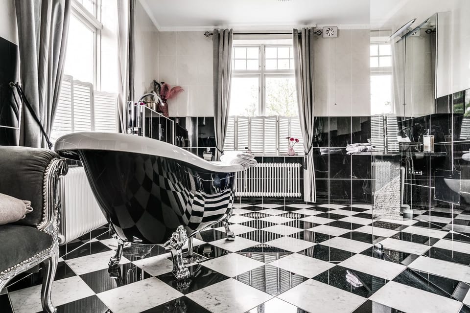 Room 9: 60m2 Suite, 2 Bedrooms with Bath and Shower | Deep soaking bathtub