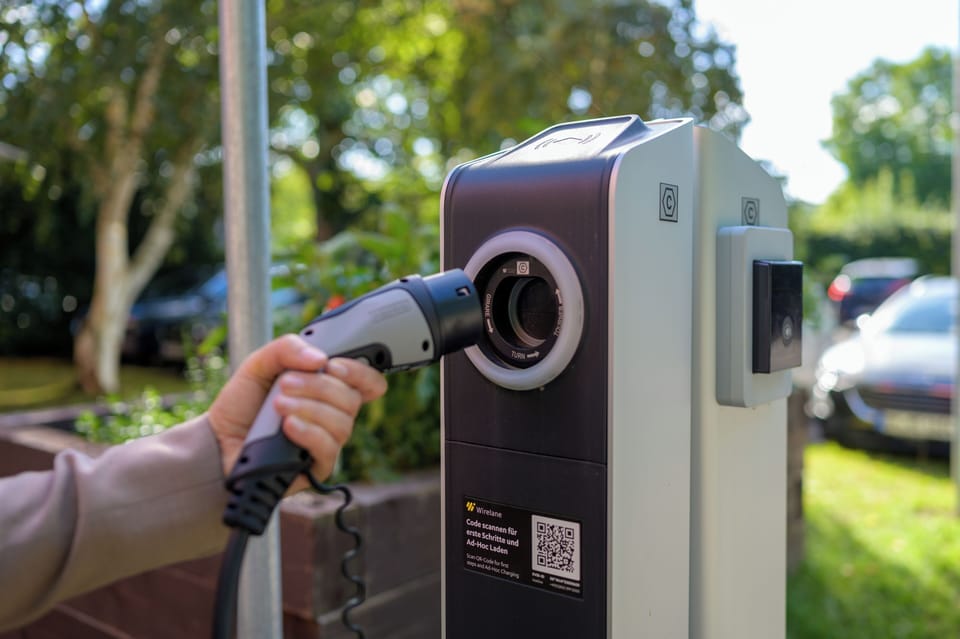 Electric vehicle charging station